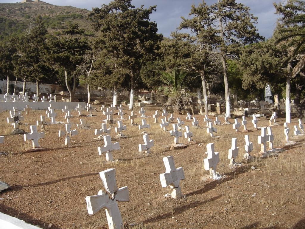 ORAN CIMETIERE SEPTEMBRE 2006 PAR MARIE PIERRE NOURRY ORAN PETIT LAC  (1).jpg